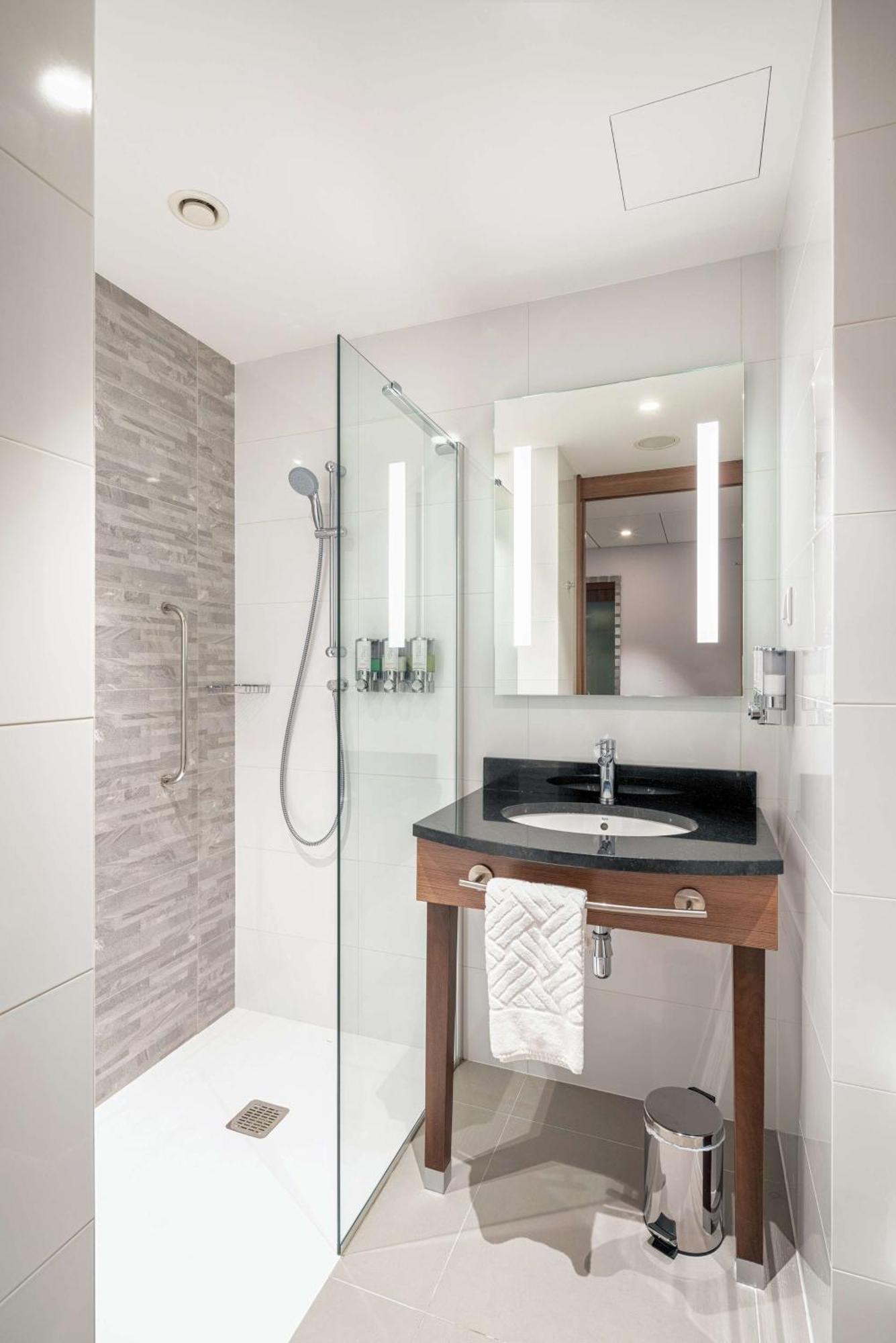 Corner Queen Room,1552479859:JPEG